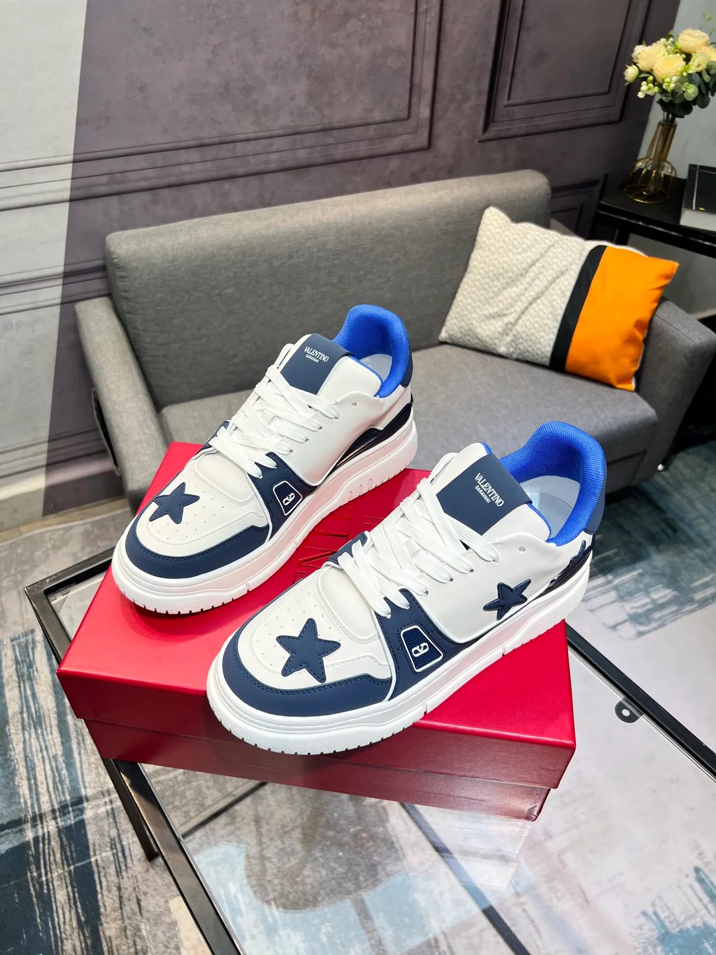 Men's Men's Shoes 💰660 Valentino 2023 early autumn new star shoes are now online! Wang Hedi and Ren Jialun have been worn by many celebrities. Who can refuse the same couple shoes as Wang Hedi! The design of Stars Stab My Heart is cool and spicy. The material of the shoes is cowhide, and every color is beautiful! Size 35-40, men’s size 39-44 (women’s 41, men’s 38, 45🉑️customized)